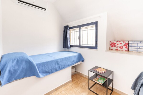 2 bedrooms, iron/ironing board, bed sheets