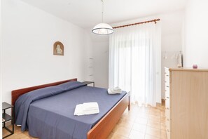2 dormitorios, tabla de planchar con plancha, ropa de cama