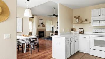 冰箱、微波炉、烤箱、炉灶