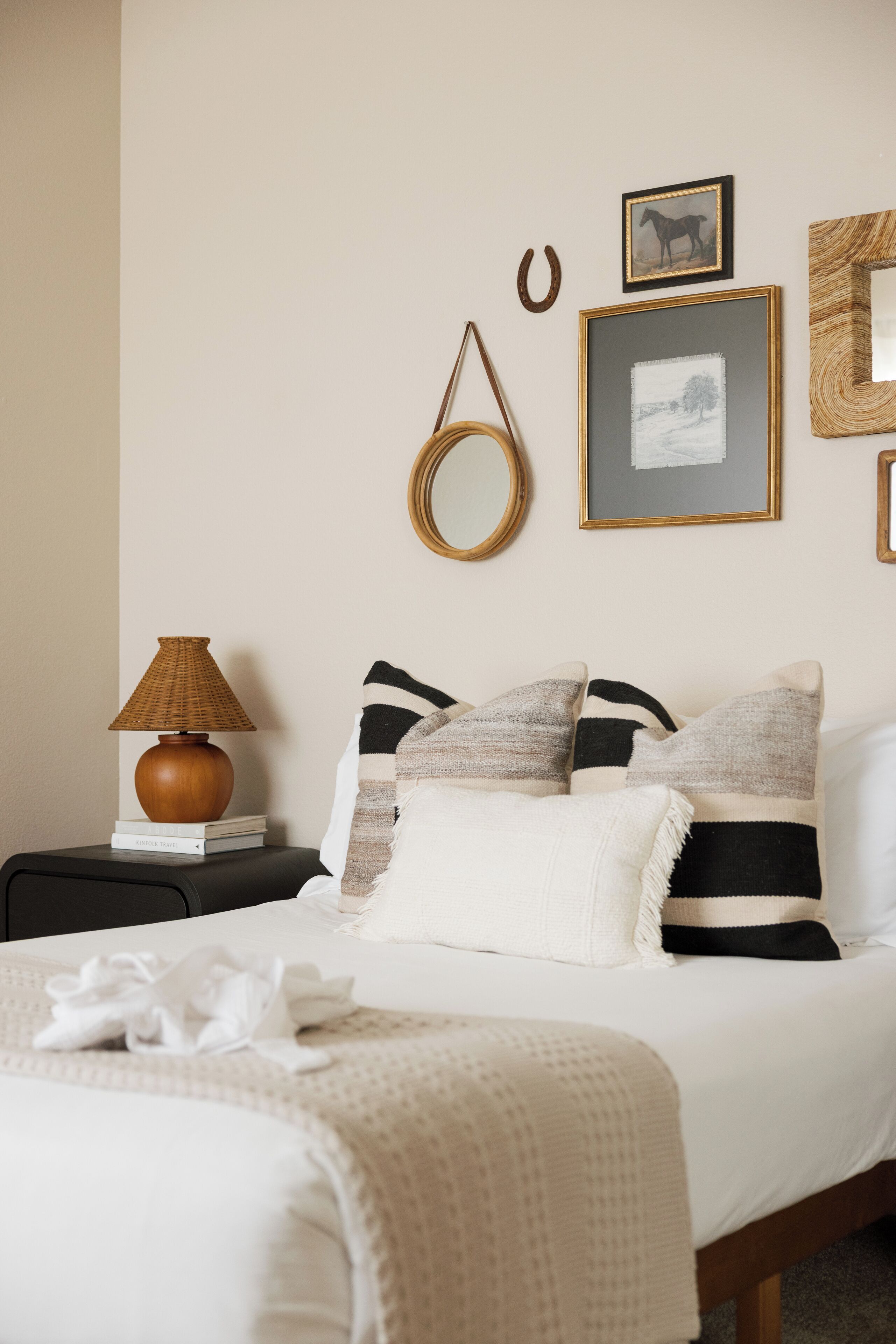 3 habitaciones, escritorio y tabla de planchar con plancha 