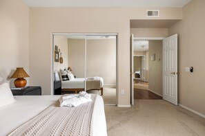 3 camere, una scrivania, ferro/asse da stiro, culla da viaggio