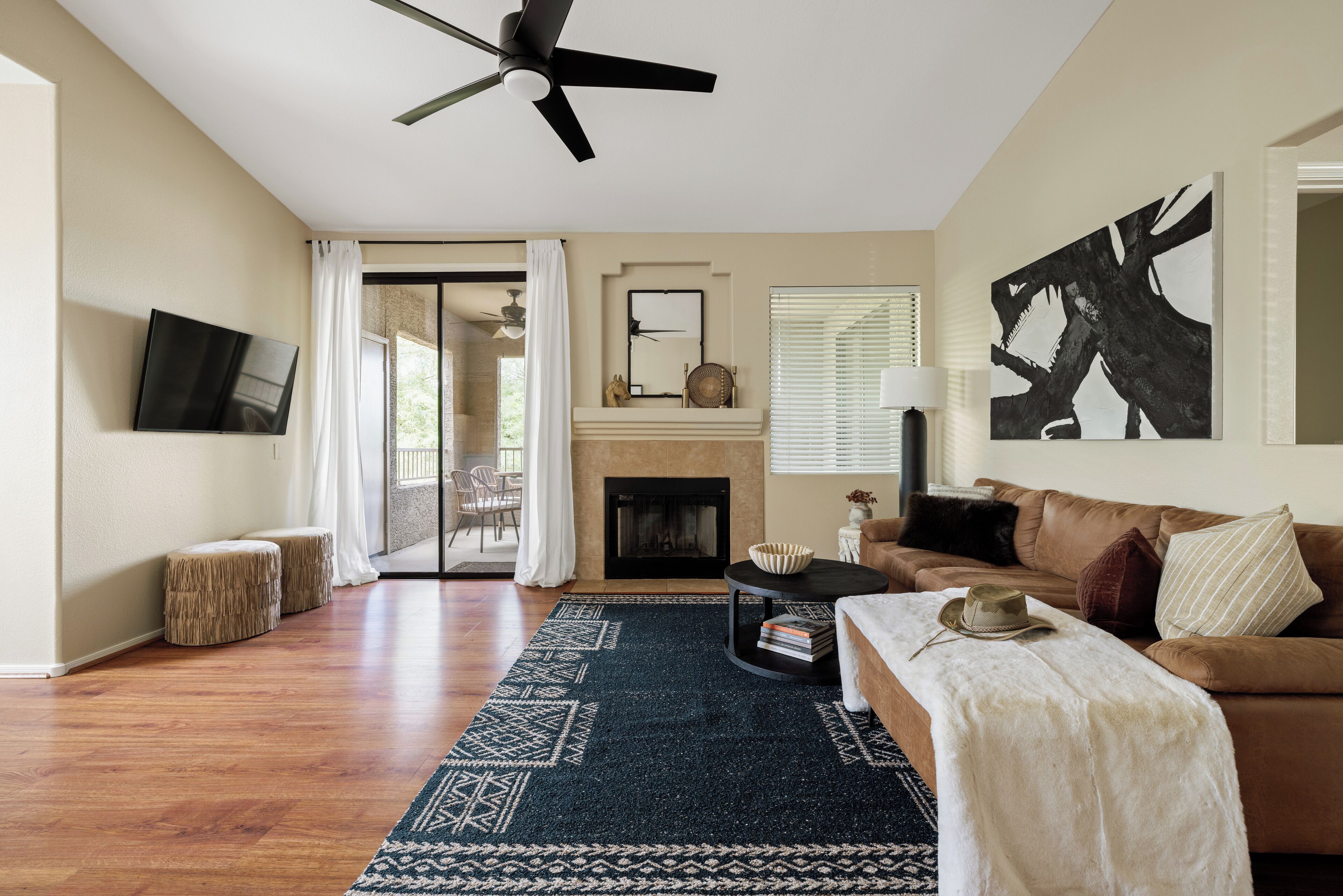 Smart TV, chimenea, oficina