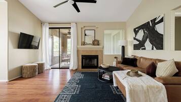 Smart TV, caminetto, studio