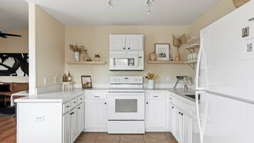 冰箱、微波炉、烤箱、炉灶