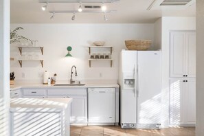 Køleskab, mikrobølgeovn, ovn, kogeplade