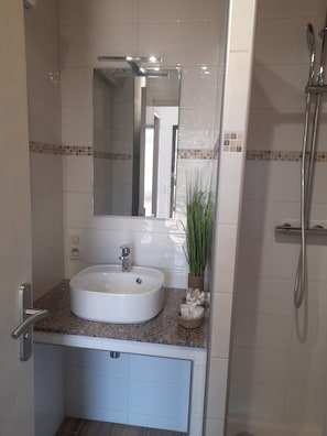 Dusche, Haartrockner, Toilettenpapier