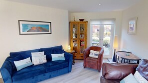 Smart TV, ping pong - Stunning Coastal Cottage - Sleeping 7 in 3 Bedrooms - Pool and Beach Access Included. (Filey)