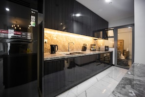 Kühlschrank, Mikrowelle, Ofen, Herdplatte