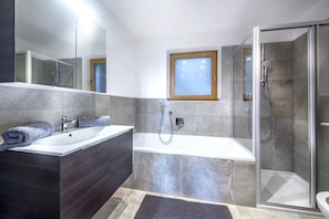 Bañera, secador de pelo y toallas
