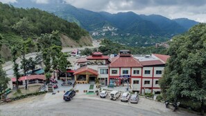 Front of property - Hotel Falcon Crest (Kandaghat)