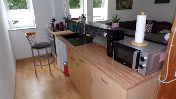 Kühlschrank, Mikrowelle, Ofen, Herdplatte