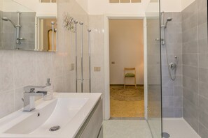 Shower, hair dryer, towels - Apartment 'Brezza Marina' with Sea View and Wi-Fi (San Vincenzo)
