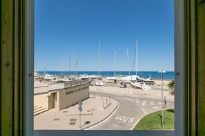 Ein Yachthafen mit vertäuten Booten, einem Stoppschild und blauem Himmel.