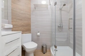 Douche, séchoir à cheveux, serviettes fournies, shampooing
