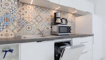 Køleskab, mikrobølgeovn, kogeplade, opvaskemaskine