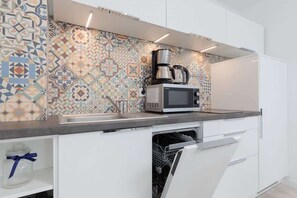 Réfrigérateur, micro-ondes, plaque de cuisson, lave-vaisselle