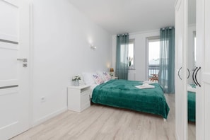 1 dormitorio, tabla de planchar con plancha, wifi y ropa de cama