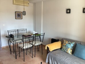 Télévision, lecteur de DVD, chaîne hi-fi