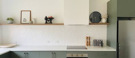 Kylskåp, mikrovågsugn, ugn och spishäll