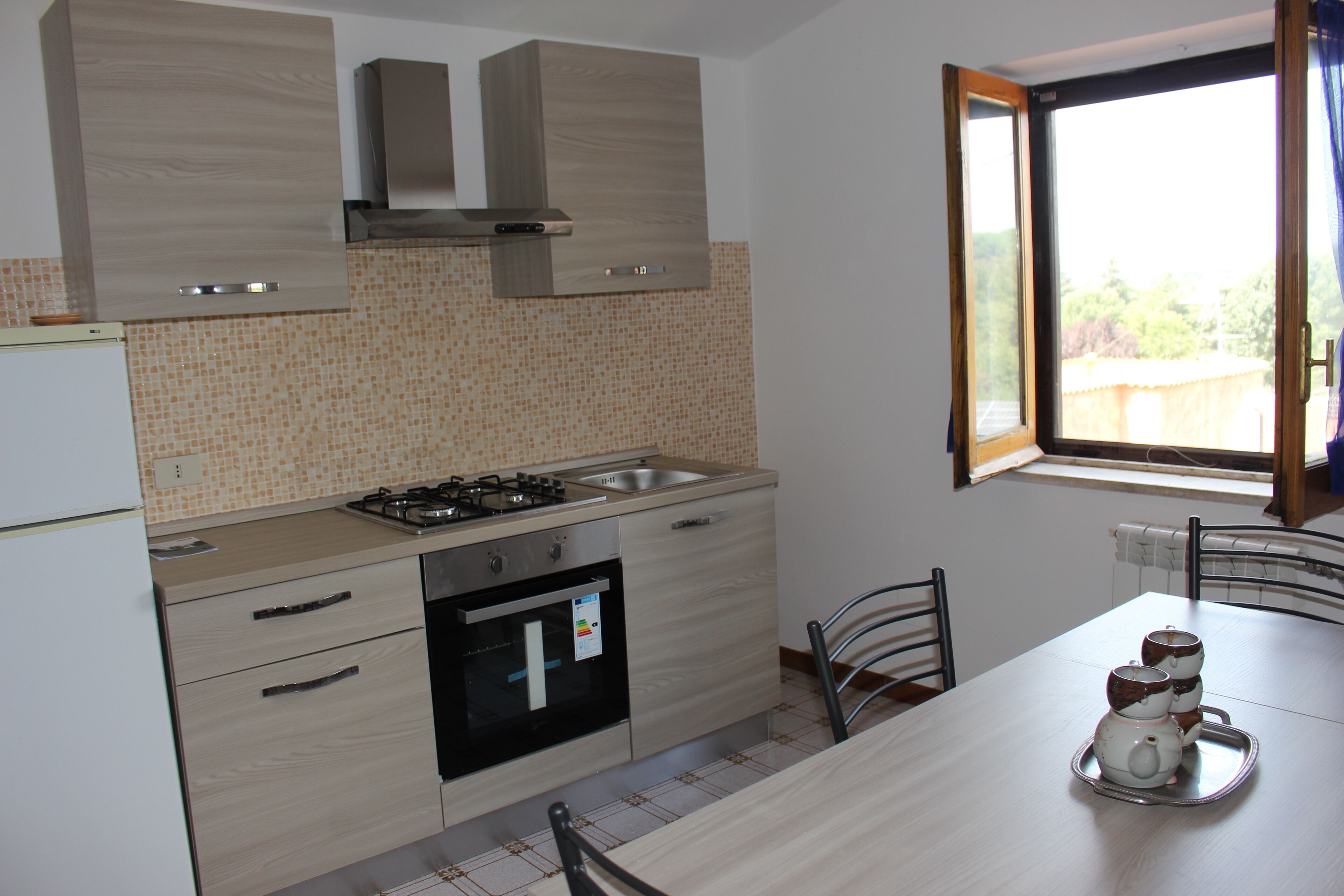 Kjøleskap, ovn, kokeplater og vannkoker