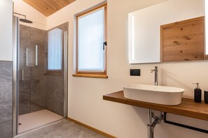 Shower, hair dryer, towels - Apartment "Ciasa Fatati" with Mountain View, Sauna & Wi-Fi (Pinzolo)