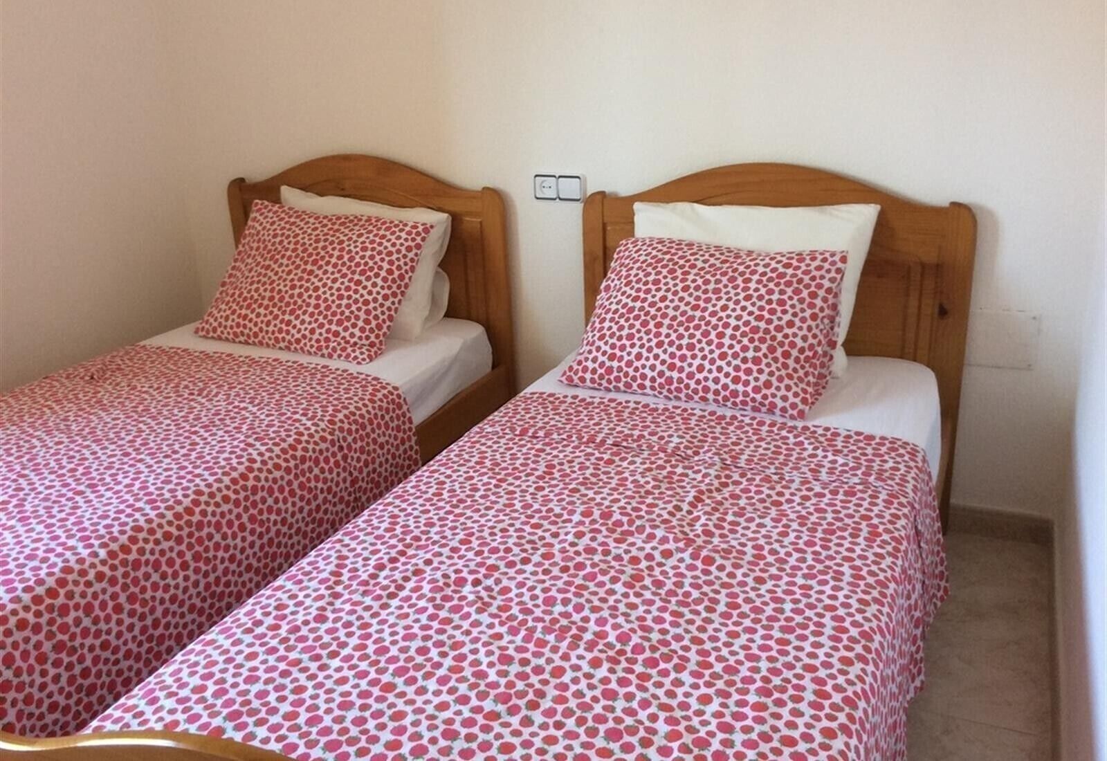 3 slaapkamers, een strijkplank/strijkijzer, gratis wifi, beddengoed