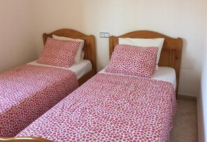 3 slaapkamers, een strijkplank/strijkijzer, gratis wifi, beddengoed