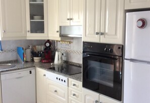 Een koelkast, een magnetron, een oven, een kookplaat