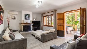 Televisie, een open haard en een tafeltennistafel