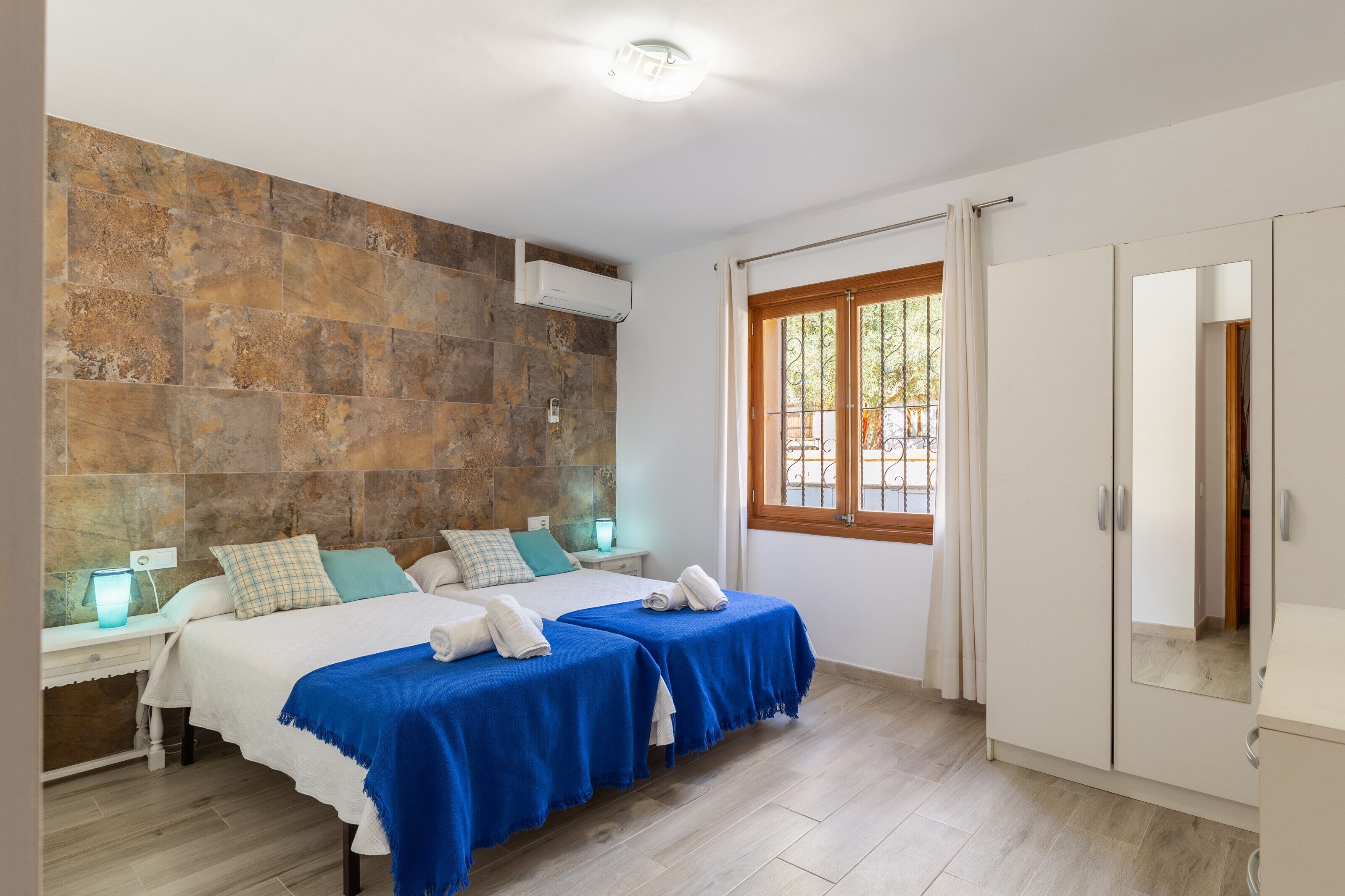 4 bedrooms, iron/ironing board, free WiFi, bed sheets