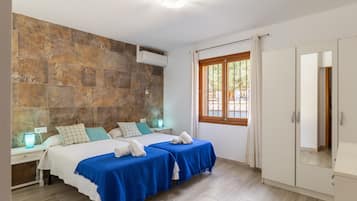 4 bedrooms, iron/ironing board, free WiFi, bed sheets