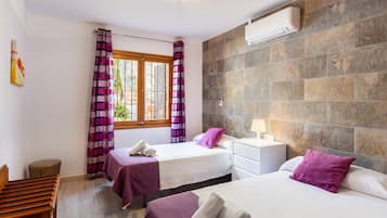 4 bedrooms, iron/ironing board, free WiFi, bed sheets