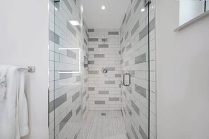 Ducha, secador de pelo, shampoo