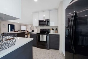 Fridge, microwave, oven, stovetop - Seahorse Villa 3 By Dream Vacation (Oakland Park)