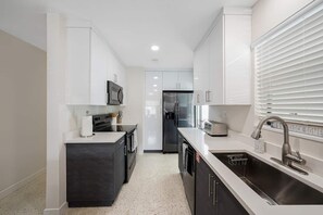 Frigorifero, microonde, forno, piano cottura