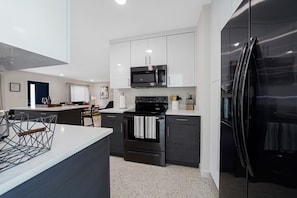 Refrigerador, microondas, horno y parrilla de estufa