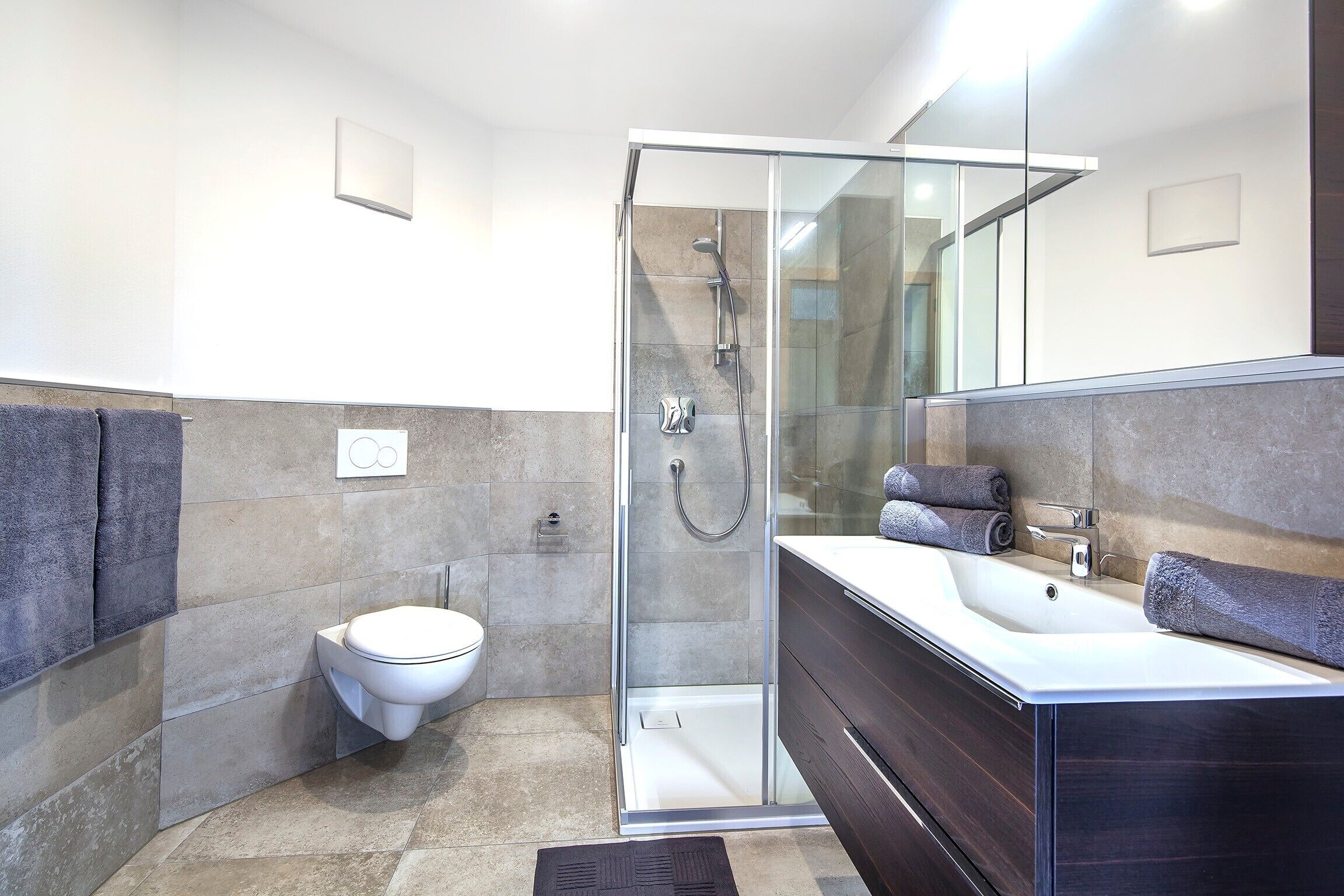 Een douche, een haardroger, handdoeken