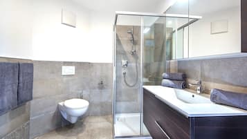 Een douche, een haardroger, handdoeken