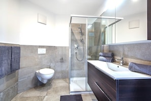 Shower, hair dryer, towels - Holiday Apartment 'Avea App 2-2 Personen' with Mountain View and Garden (Laion)