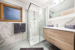 Shower, free toiletries, hair dryer, towels - Holiday Apartment Avea App 1 with Mountain View and Garden (Laion)