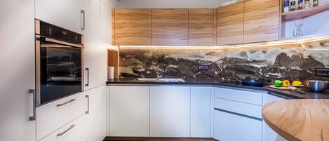 冷蔵庫、オーブン、コンロ、食器洗い機