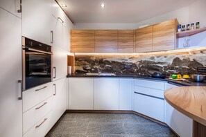 Refrigerador, horno, placa de cocina, lavavajillas