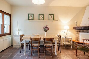 Dining - Apartment Abete Bianco with Mountain View, Terraces & Wi-Fi (Montefegatesi)