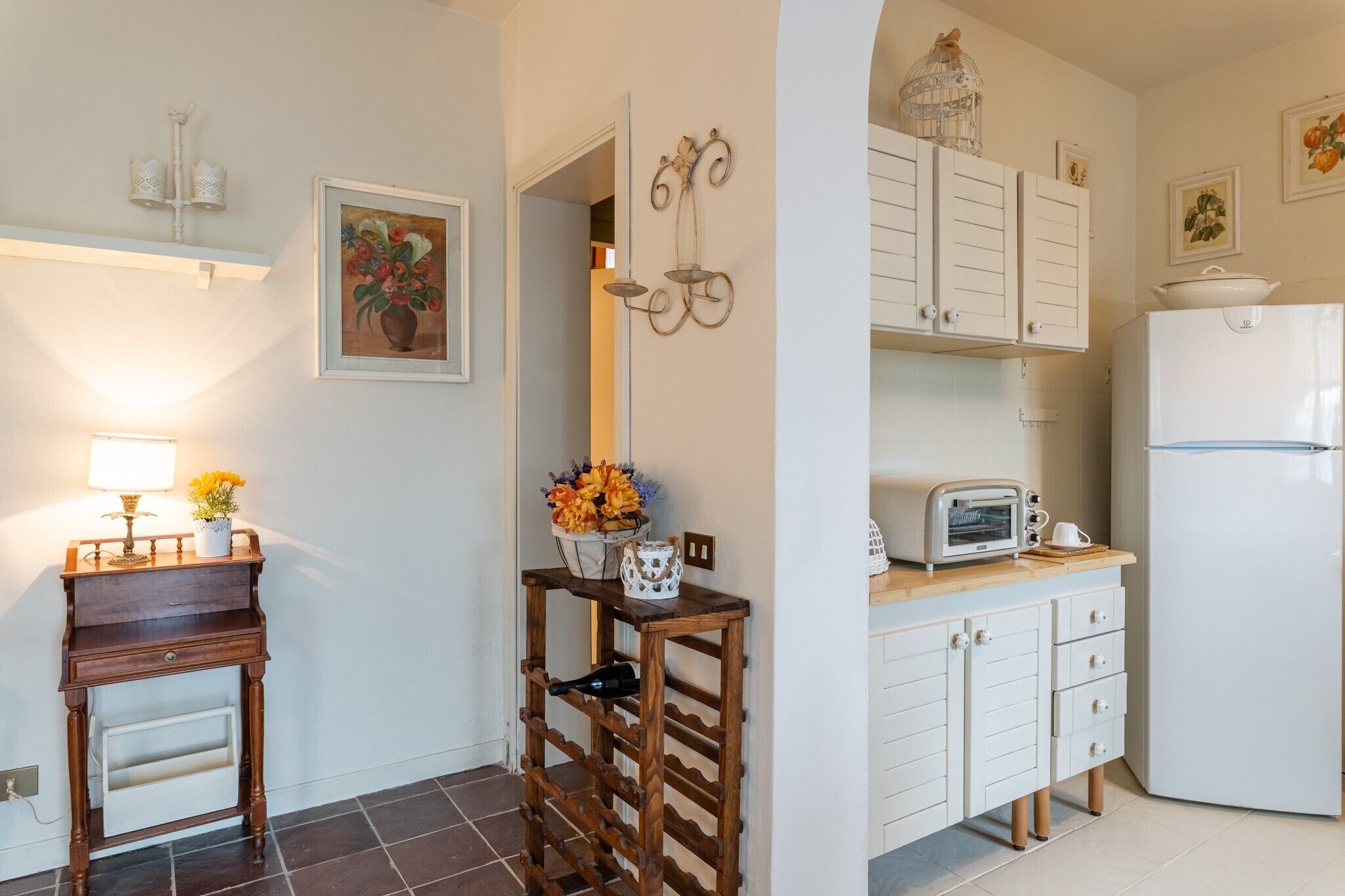 Fridge, oven, stovetop, coffee/tea maker