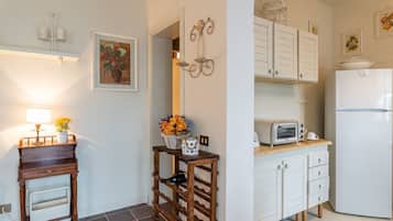 Fridge, oven, stovetop, coffee/tea maker