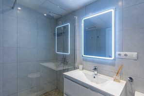 Shower, hair dryer, towels - 'Beachfront Townhouse in Costalita' with Sea View, Shared Pool & Wi-Fi (Estepona)