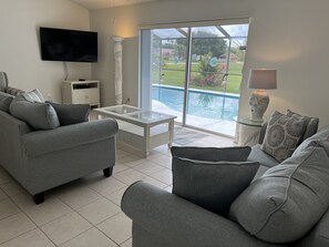 Smart-TV, DVD-Player, Tischtennisplatte, Bücher