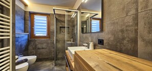 Bañera, secador de pelo, toallas
