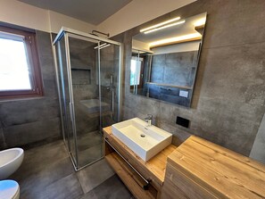 Badewanne, Haartrockner, Handtücher