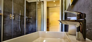 Bañera, secador de pelo y toallas